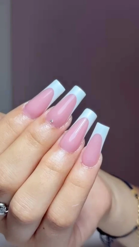 Unghie quadrate rosa con french azzurra